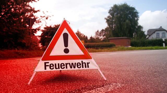 Feuerwehr rettet Männer von gekentertem Boot, alle bleiben unverletzt.