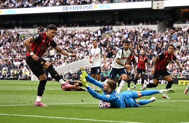 Soccer Football - Premier League - Tottenham Hotspur v AFC Bournemouth - Tottenham Hotspur Stadium, London, Britain - August 30, 2025 Tottenham Hotspur's Guglielmo Vicario makes a save from AFC Bournemouth's Evanilson REUTERS/Dylan Martinez