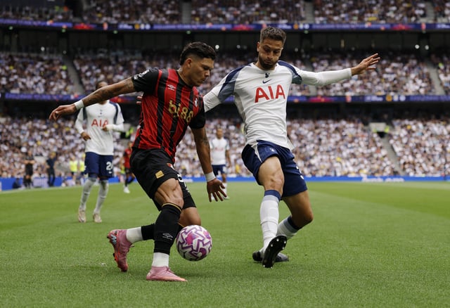 Soccer Football - Premier League - Tottenham Hotspur v AFC Bournemouth - Tottenham Hotspur Stadium, London, Britain - August 30, 2025  AFC Bournemouth's Evanilson in action with Tottenham Hotspur's Rodrigo Bentancur Action Images via Reuters/Andrew Couldridge