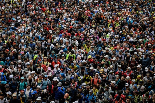 Des coureurs se rassemblent au départ de la 22e édition de l'Ultra Trail du Mont Blanc (UTMB), le 29 août 2025