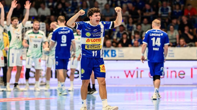 Gian Attenhofer (Rechtsaussen, ThSV Eisenach, 11) geht jubelnd in die Halbzeitpause
