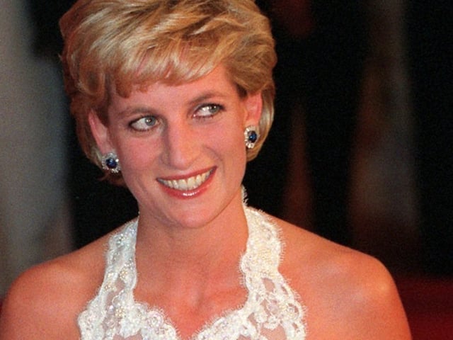AP | 26/08/2017 @ 06:32   PUBLICADA
Monarquía británica 20 años sin Lady Di del furor de la Dianamanía Diana Spencer quería ser la princesa de los corazones del pueblo Y así es recordada tras su muerte FILE - In this Tuesday Sept. 24, 1996 file photo, Britain's Diana, Princess of Wales, arrives for dinner in Washington. It has been 20 years since the death of Princess Diana in a car crash in Paris and the outpouring of grief that followed the death of the “people’s princess.” (AP)