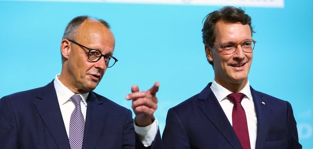 Bundeskanzler Friedrich Merz und der Nordrhein-Westfalens Ministerpräsident Hendrik Wüst (beide CDU) beim Landesparteitag in NRW