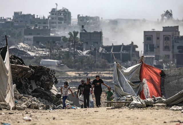 estinos desplazados internos se trasladan a otro lugar durante una operación militar en el este del barrio de Al Sheikh Redwan, en la ciudad de Gaza.