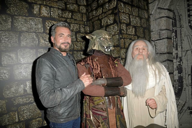 L'animateur Olivier Minne et le Père Fouras (alias Yann le Gac) lors de l'entrée de Fort Boyard au Musée Grévin. 
