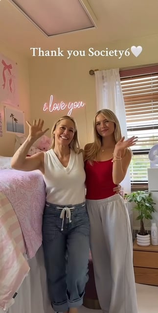 Jennie Garth and her daughter Fiona setting up her dorm room.