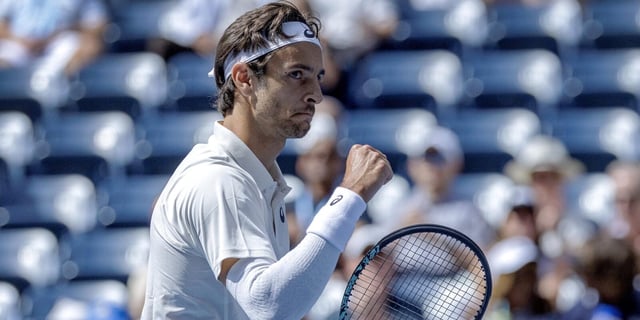 Musetti, prima volta agli ottavi dello US Open: Cobolli si ritira al terzo set
