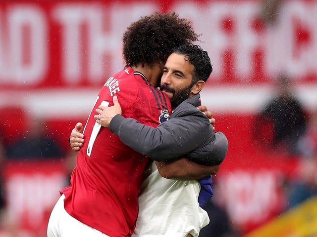 MANCHESTER (United Kingdom), 30/08/2025.- Manchester United manager Ruben Amorim celebrates with forward Joshua Zirkzee after the English Premier League soccer match between Manchester United and Burnley FC, in Manchester, Britain, 30 August 2025. (Reino Unido) EFE/EPA/ADAM VAUGHAN EDITORIAL USE ONLY. No use with unauthorized audio, video, data, fixture lists, club/league logos, 'live' services or NFTs. Online in-match use limited to 120 images, no video emulation. No use in betting, games or single club/league/player publications.