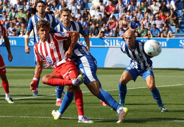 Soccer Football - LaLiga - Deportivo Alaves v Atletico Madrid - Estadio Mendizorroza, Vitoria-Gasteiz, Spain - August 30, 2025 Atletico Madrid's Giuliano Simeone shoots at goal REUTERS/Pankra Nieto