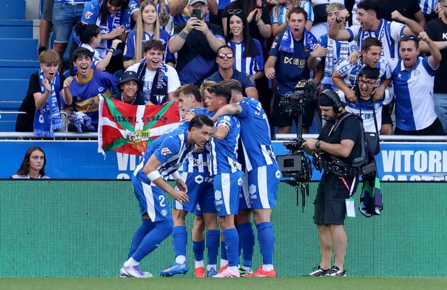 Soccer Football - LaLiga - Deportivo Alaves v Atletico Madrid - Estadio Mendizorroza, Vitoria-Gasteiz, Spain - August 30, 2025 Deportivo Alaves' Carlos Vicente celebrates scoring their first goal from the penalty spot with teammates REUTERS/Pankra Nieto