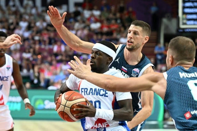 Inarrêtable, le meneur de jeu de l'équipe de France Sylvain Francisco résiste aux  Slovènes Edo Muric et Gregor Hrovat dans le groupe D de l'Euro à Katowice, le 30 août 2025