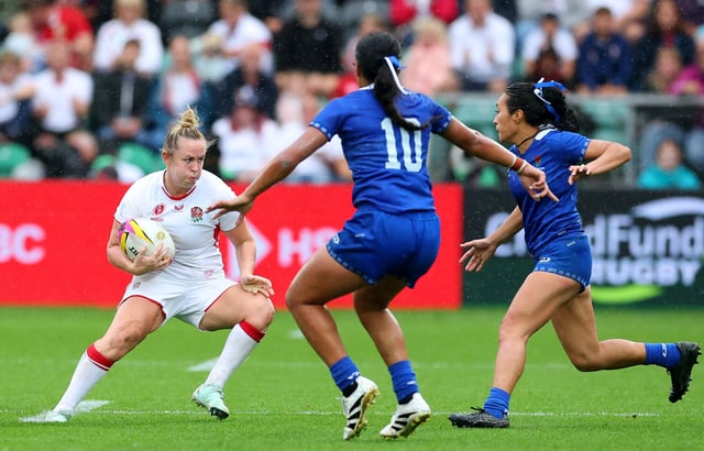 Rugby Union - Women's World Cup 2025 - Pool A - England v Samoa - Franklin's Gardens, Northampton, Britain - August 30, 2025 England's Marlie Packer in action with Samoa's Harmony Vatau and Davina Lasini Action Images via Reuters/Andrew Boyers