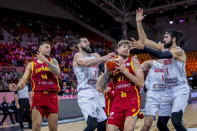 Juancho Hernangómez intenta una canasta durante el Georgia-España del Eurobasket 2025