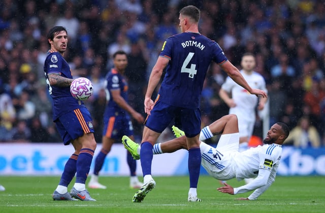 Soccer Football - Premier League - Leeds United v Newcastle United - Elland Road, Leeds, Britain - August 30, 2025 Leeds United's Lukas Nmecha in action with Newcastle United's Sandro Tonali and Sven Botman Action Images via Reuters/Craig Brough