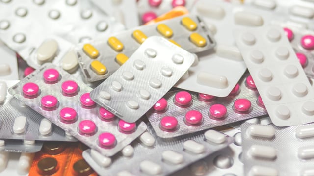 Un estudio advierte que analgésicos comunes como el ibuprofeno y el acetaminofén podrían favorecer que bacterias como E. coli se vuelvan más resistentes a antibióticos como la ciprofloxacina/Foto: Canva