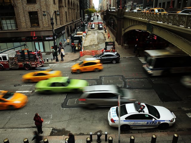 NEW YORK, NY - NOVEMBER 07: Cars are viewed on a Manhattan Street on November 7, 2014 in New York City. A new 25 miles-per-hour speed limit went into effect city-wide today, down from 30. The new speed limit, which was signed into law by Mayor de Blasio, is the centerpiece of his Vision Zero plan which looks to drastically reduce New York City traffic deaths. Last year 291 people were killed in traffic deaths in New York City.   Spencer Platt/Getty Images/AFP
== FOR NEWSPAPERS, INTERNET, TELCOS & TELEVISION USE ONLY ==
 nueva york eeuu  nuevo limite de velocidad en la ciudad buscan reducir los accidentes de transito y las muertes vista vistas de las calles transito coches autos