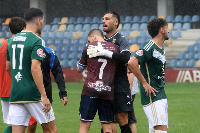 Marqueta celebra con Álex González el gol del empate al Cacereño.