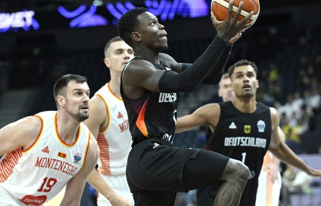 El alemán Dennis Schroder juega ante Montenegro en el Grupo B del Eurobasket en Finlandia el miércoles 27 de agosto del 2025. (Heikki Saukkomaa/Lehtikuva via AP)