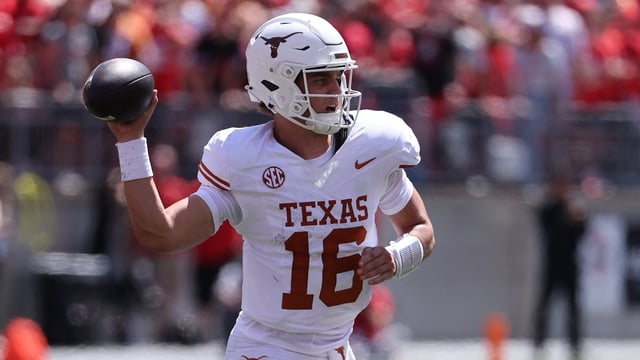 Texas Longhorns quarterback Arch Manning (16) drops back to pass against the Ohio State Buckeyes 