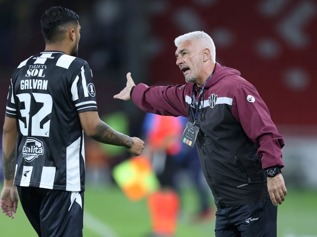 AMDEP6552. QUITO (ECUADOR), 28/05/2025.- El entrenador de Córdoba Omar De Felippe (d) dirige este miércoles, en un partido de la fase de grupos de la Copa Libertadores entre LDU Quito y Central Córdoba en el estadio Rodrigo Paz Delgado en Quito (Ecuador). EFE/ José Jácome