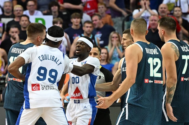 En el final, Sylvain Francisco (00) recibe el reclamo y un empujón de Gregor Hrovat, luego de anotar un doble cuando los jugadores de Francia y Eslovenia ya se habían saludado; Bilal Coulibaly intenta separarlos