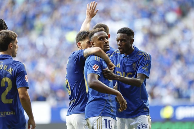 Los jugadores del Oviedo celebran ante la Real Sociedad.