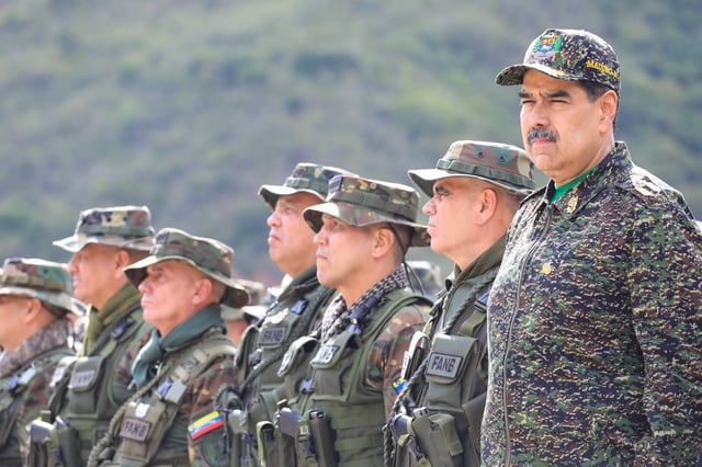 Esta imagen de archivo difundida por la Presidencia de Venezuela el 28 de agosto de 2025 muestra al presidente venezolano Nicolás Maduro observando ejercicios militares en un campo de entrenamiento en Caracas
