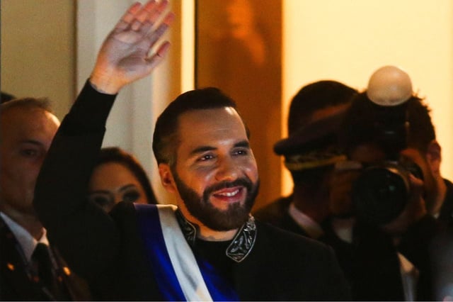 Agradeció al Gabinete de Seguridad que ha tenido el país y  “a los miles de hombres y mujeres de nuestra Policía Nacional Civil y de nuestra Fuerza Armada, que arriesgaron su vida para que al fin podamos vivir en paz de verdad”.  Foto: REUTERS/José Cabezas