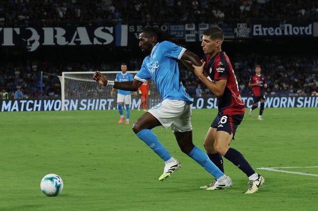 Soccer Football - Serie A - Napoli v Cagliari - Stadio Diego Armando Maradona, Naples, Italy - August 30, 2025 Napoli's Frank Anguissa in action with Cagliari's Matteo Prati REUTERS/Ciro De Luca