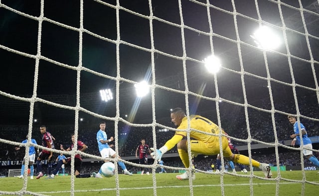 Soccer Football - Serie A - Napoli v Cagliari - Stadio Diego Armando Maradona, Naples, Italy - August 30, 2025 Napoli's Frank Anguissa scores their first goal REUTERS/Ciro De Luca