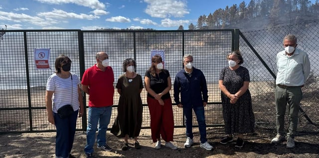 Los representantes institucionales, en la entrada del vertedero de A Rúa.