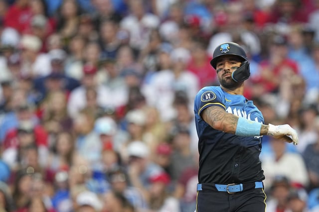 PHILADELPHIA, PENNSYLVANIA - AUGUST 22: Nick Castellanos #8 of the Philadelphia Phillies bats against the Washington Nationals at Citizens Bank Park on August 22, 2025 in Philadelphia, Pennsylvania. The Nationals defeated the Phillies 5-4. (Photo by Mitchell Leff/Getty Images)