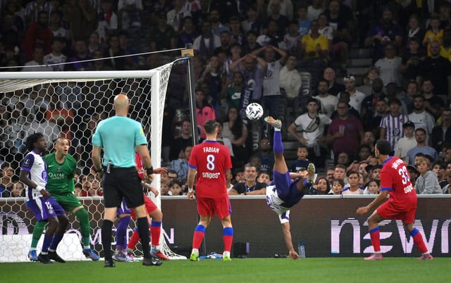 Soccer - France - French Ligue 1 - Toulouse v Paris St Germain - Stadium de Toulouse, Toulouse, France - August 30, 2025 Toulouse's Cristian Casseres shoots at goal REUTERS/Alexandre Dimou