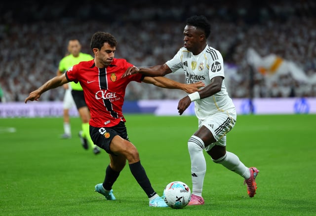 Soccer Football - LaLiga - Real Madrid v RCD Mallorca - Santiago Bernabeu, Madrid, Spain - August 30, 2025 Real Madrid's Vinicius Junior in action with RCD Mallorca's Mateu Morey REUTERS/Isabel Infantes
