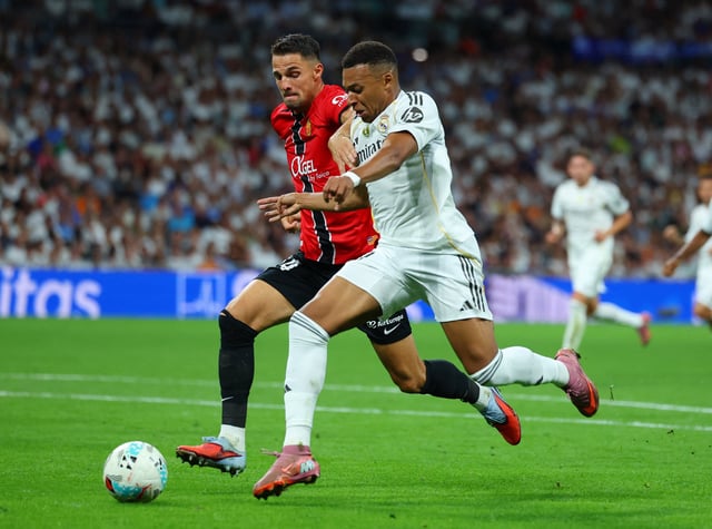 Soccer Football - LaLiga - Real Madrid v RCD Mallorca - Santiago Bernabeu, Madrid, Spain - August 30, 2025 Real Madrid's Kylian Mbappe in action with RCD Mallorca's Martin Valjent REUTERS/Isabel Infantes