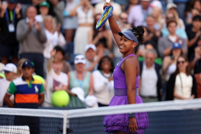 La japonesa Naomi Osaka eacciona al vencer a la australiana Daria Kasatkina en la tercera ronda del Abierto de Estados Unidos el sábado 30 de agosto del 2025. (AP Foto/Heather Khalifa)