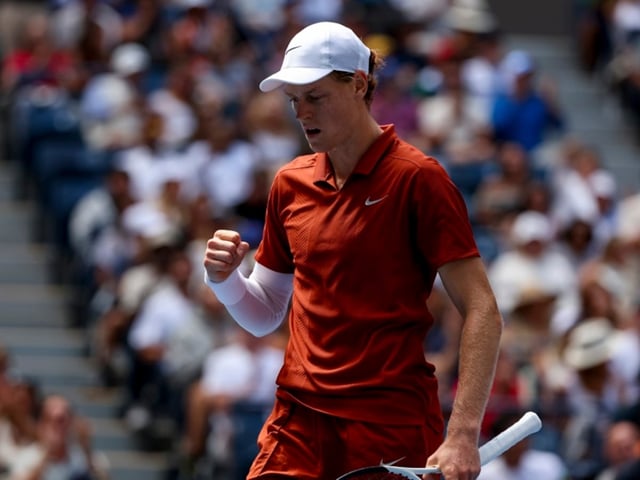 Jannik Sinner celebra su victoria en el torneo que defiende el número 1 de la ATP y el título del US Open.