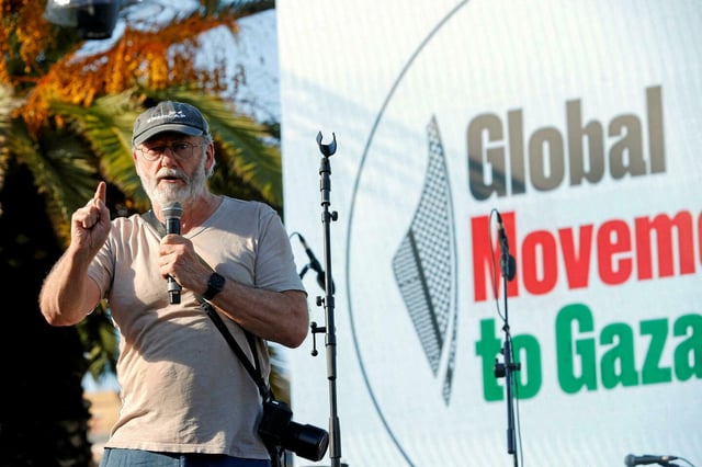 L'acteur irlandais Liam Cunningham s'adresse aux militants et aux participants lors du lancement de la flottille humanitaire Global Sumud vers Gaza, dans le port de Barcelone, en Espagne, le 29 août 2025.
