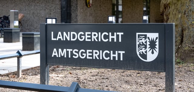 Ein Schild vor dem Landgericht Lübeck