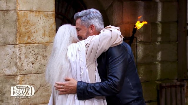 Olivier Minne effondré dans les bras de Yann Le Gac alias Père Fouras dans «Fort Boyard» sur France 2.