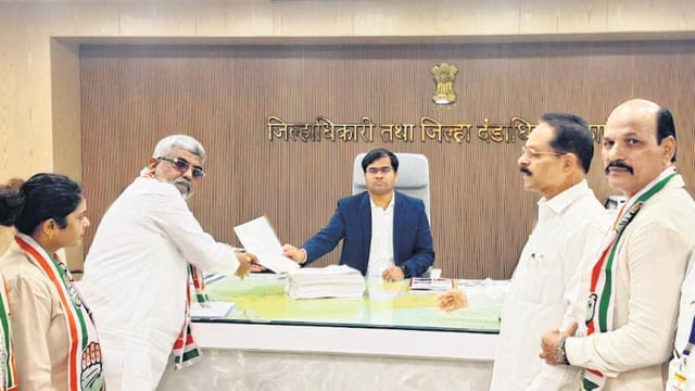 A Congress delegation submitted a written representation to the Thane Collector on August 24. (Photo by Bachchan Kumar/ HT PHOTO) (HT PHOTO)