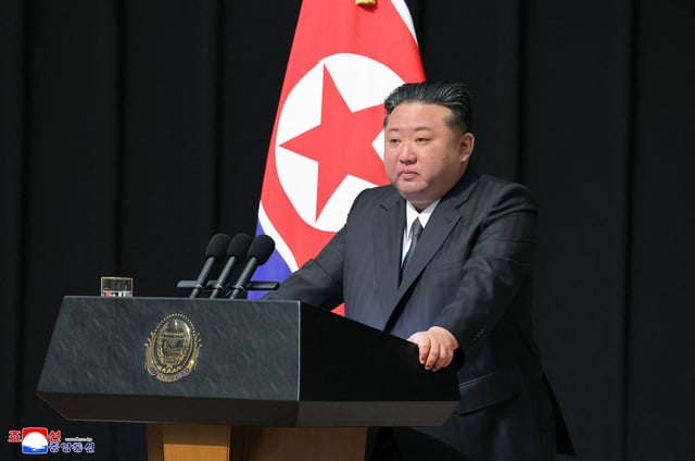 Esta imagen tomada el 29 de agosto de 2025 y difundida por la Agencia Central de Noticias de Corea (KCNA) el 30 de agosto de 2025 muestra al líder norcoreano Kim Jong-un