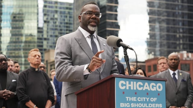 Chicagos Bürgermeister Brandon Johnson während einer Pressekonferenz