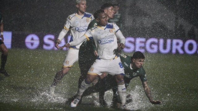 Jaminton Campaz intenta hacerse del balón. Central sufrió el partido por la cancha intransitable.