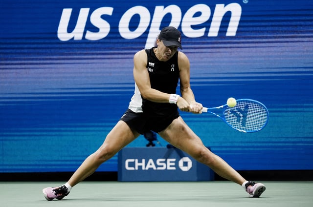 Tennis - U.S. Open - Flushing Meadows, New York, United States - August 30, 2025 Poland's Iga Swiatek in action during her third round match against Russia's Anna Kalinskaya REUTERS/Eduardo Munoz