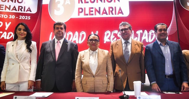 Pedro Haces, diputado de Morena; Rosa Icela Rodríguez, secretaria de Gobernación y Ricardo Monreal, diputado y coordinador de Morena, durante la tercera reunión plenaria del Grupo Parlamentario de Morena llevada a cabo en el auditorio Aurora Jiménez del Recinto Legislativo de San Lázaro previo al nuevo periodo de sesiones de la LXVI Legislatura de la Cámara de Diputados que se llevará a cabo el próximo 1 de septiembre. Foto: Mario Jasso, Cuartoscuro