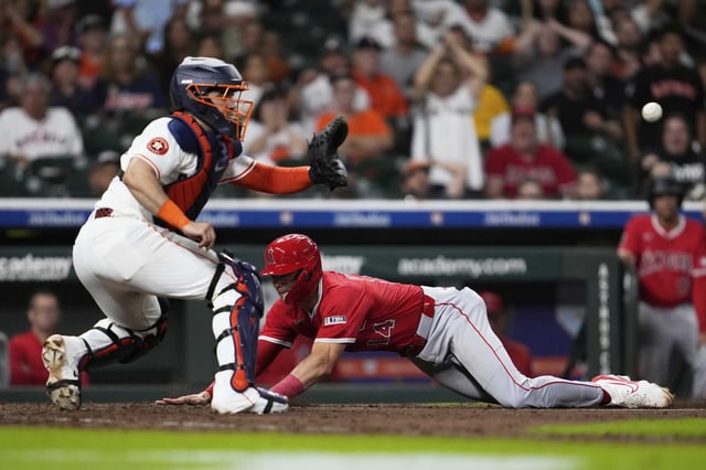 The Angels' Logan O'Hoppe scores ahead of a throw to Astros catcher Yainer Diaz during Los Angeles' three-run ninth inning Saturday.