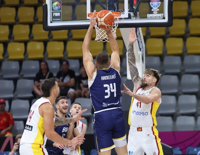 Juancho Hernangomez intenta taponar a Kenan Kamenjas