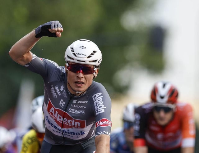 El belga Philipsen se impuso al sprint en la llegada a Zaragoza. | JAVIER LIZÓN/EFE
