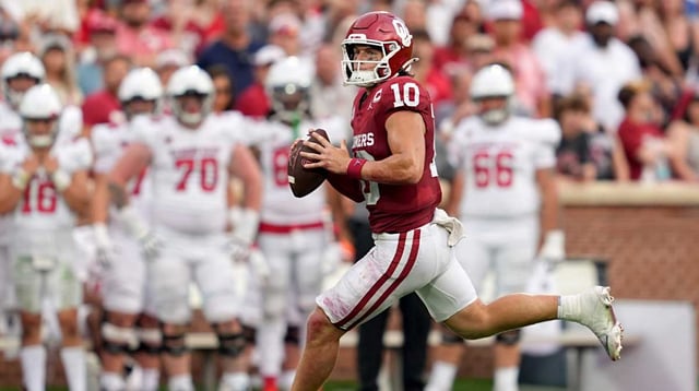 Oklahoma's John Mateer (10) scrambles in the second half of the college football game between the University of Oklahoma Sooners and the Illinois State Redbirds at the Gaylord Family Oklahoma Memorial Stadium in Norman, Okla., Saturday, Aug. 30, 2025. SARAH PHIPPS/THE OKLAHOMAN / USA TODAY NETWORK via Imagn Images